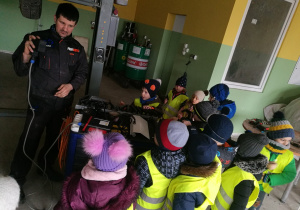 Pan Kamil prezentuje dzieciom komputer diagnostyczny